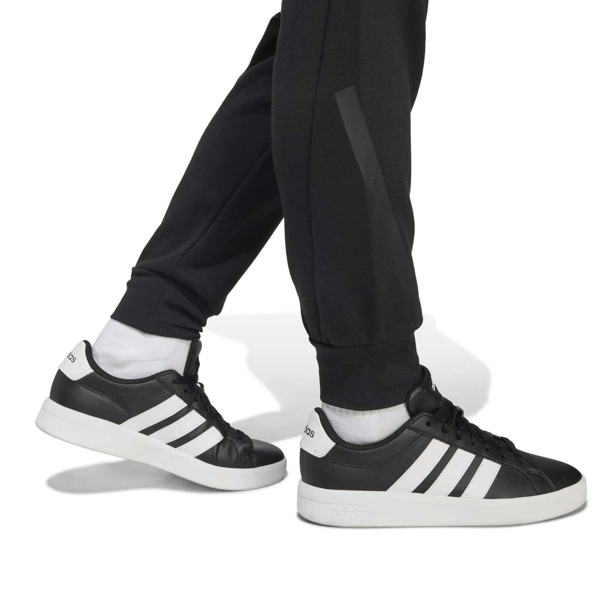 بنطال رياضي بقصة مدببة من مجموعة adidas Z.N.E.