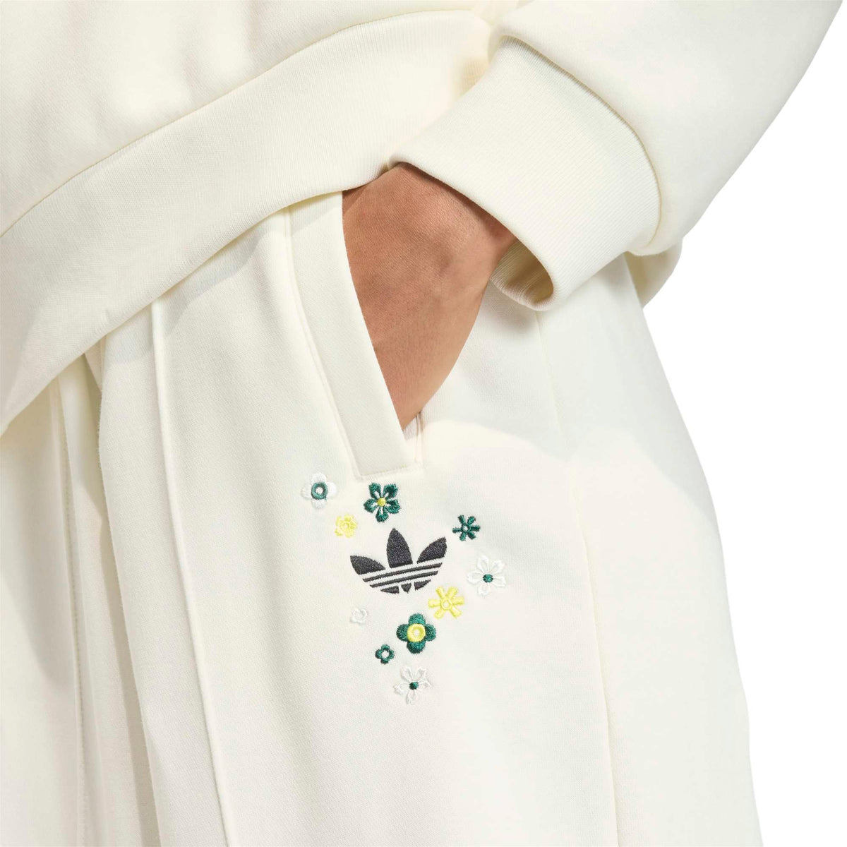 بنطال رياضي من تشكيلة ADIDAS ORIGINALS x LIBERTY LONDON