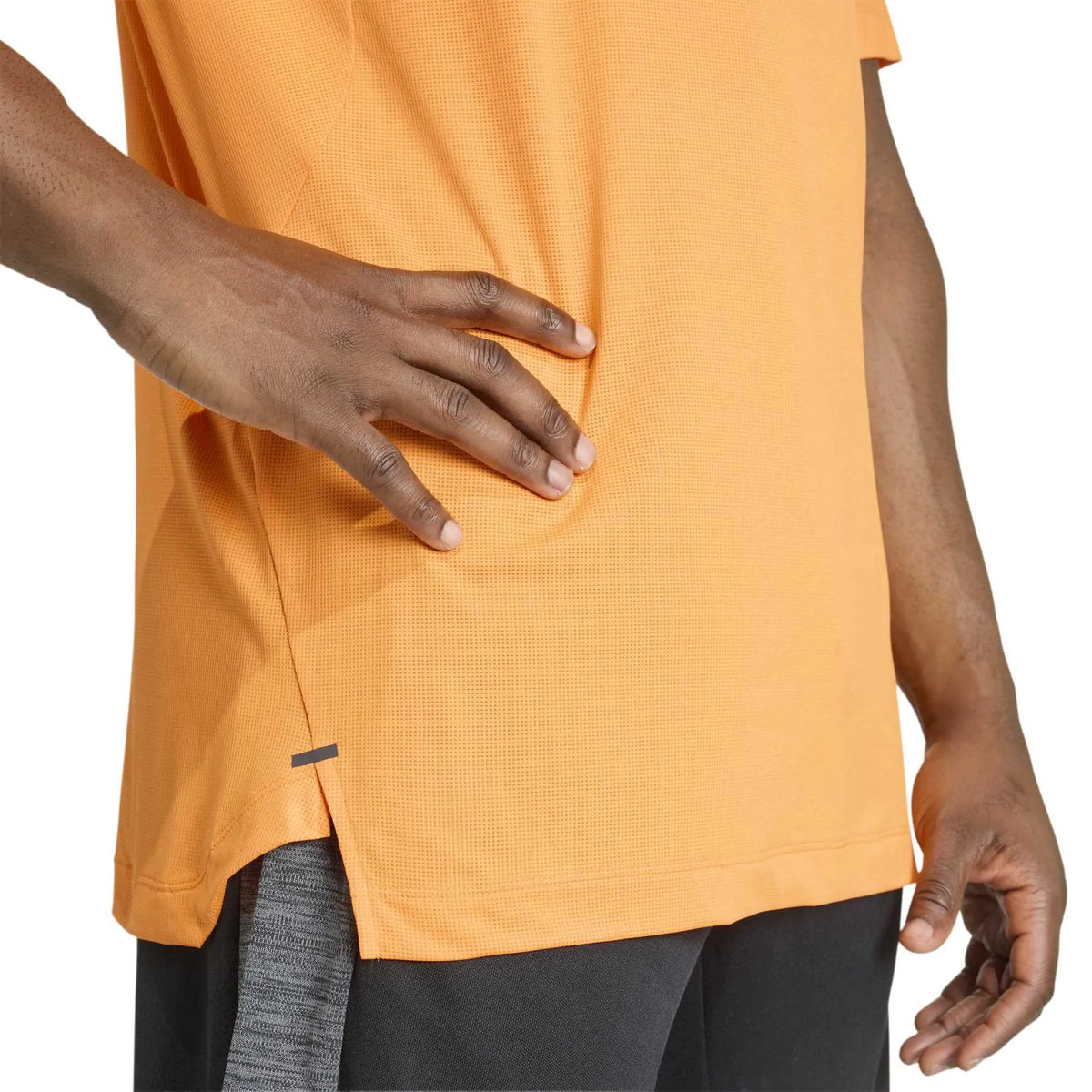 D4T ESSENTIALS T-SHIRT