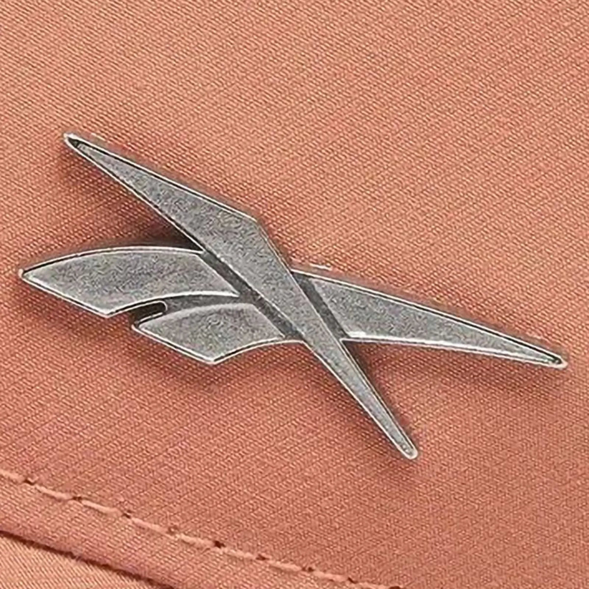 قبعة بشعار